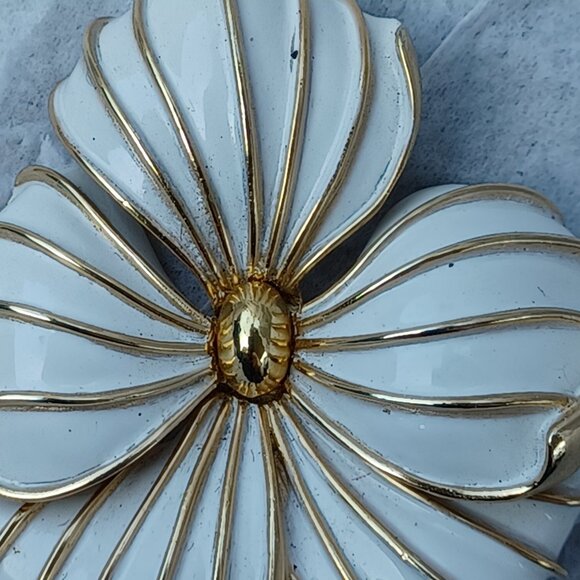 Vintage Trifari Brooch Flower - Picture 3 of 7